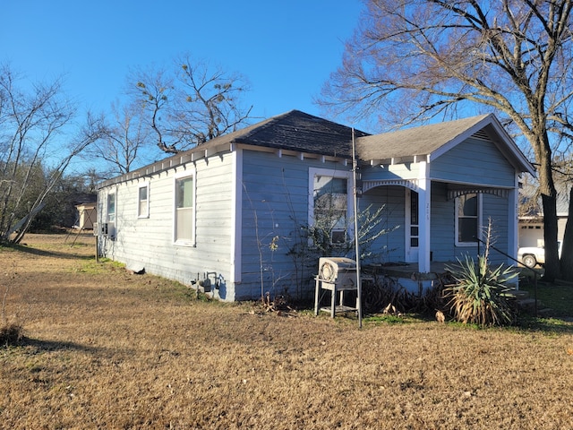 view of front facade featuring a front yard