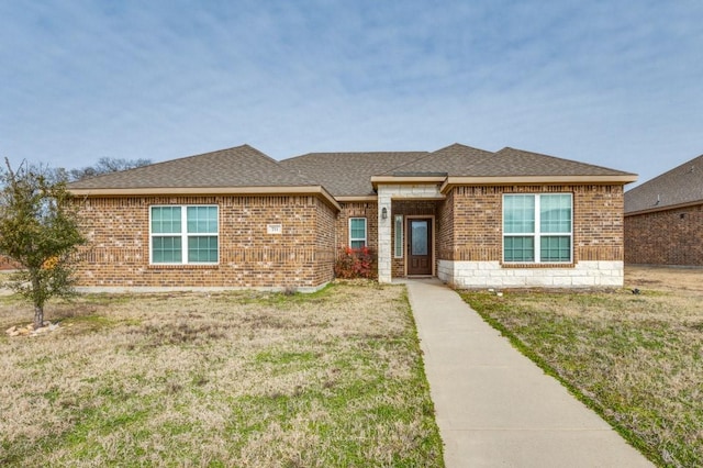 view of front of home featuring a front lawn