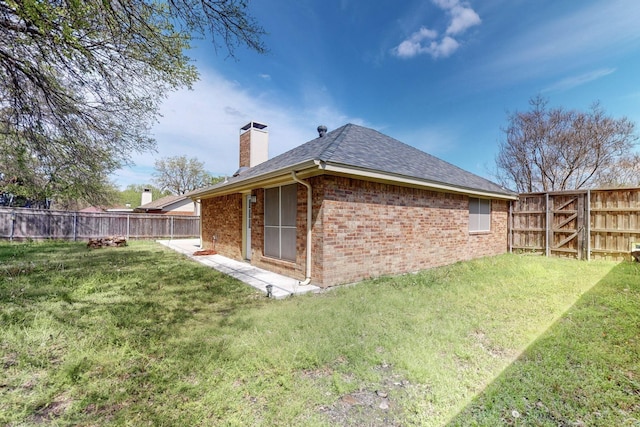 back of house featuring a lawn