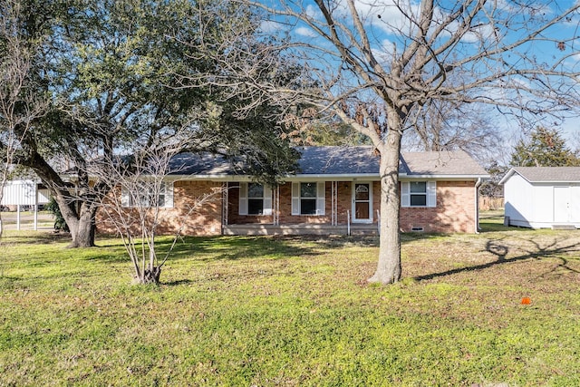 ranch-style house featuring a front yard