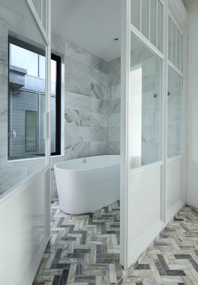 bathroom featuring a washtub