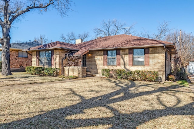 single story home featuring a front yard