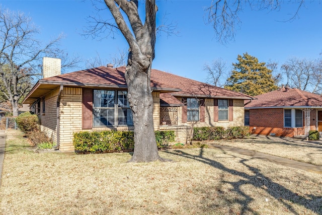 view of front of property with a front lawn