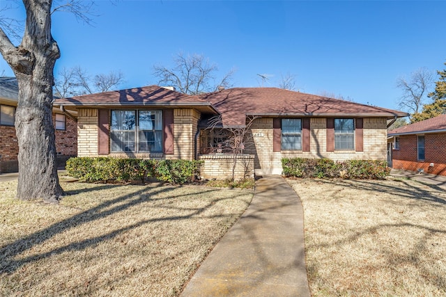 ranch-style home featuring a front lawn