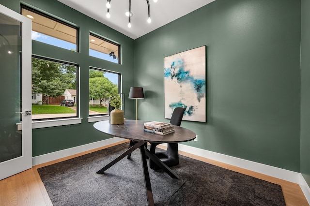 office area with wood-type flooring and a chandelier