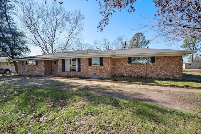 single story home featuring a front lawn