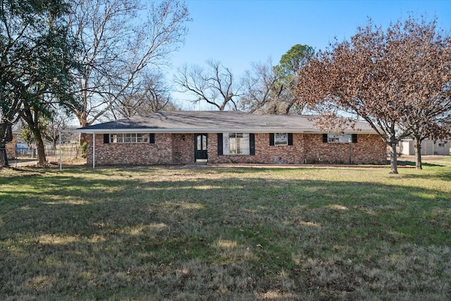 single story home with a front lawn