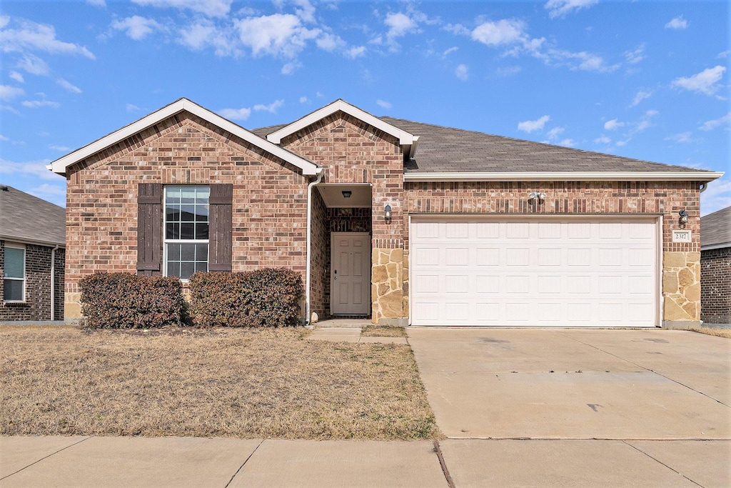 view of front facade featuring a garage