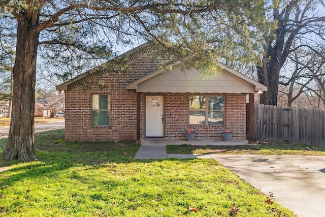 view of front of house with a front lawn