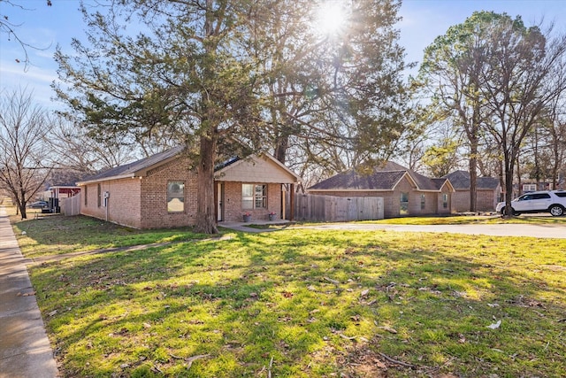 view of front of property featuring a front lawn