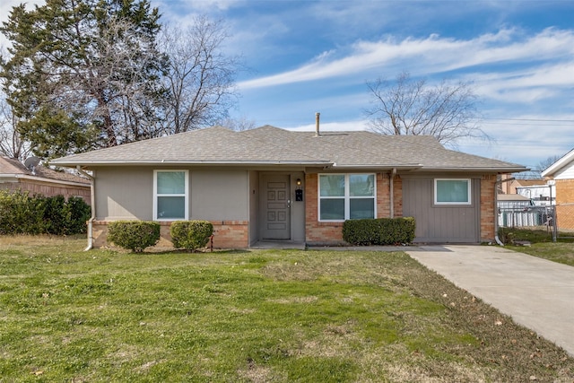 single story home featuring a front lawn