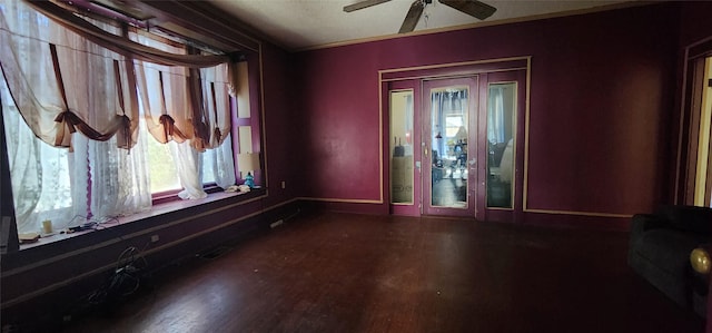 empty room featuring ceiling fan and ornamental molding