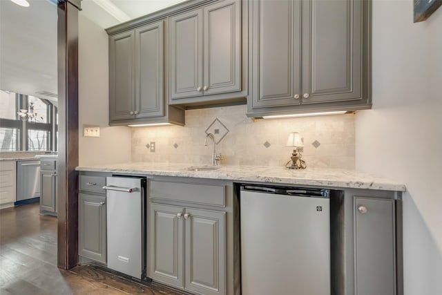 kitchen with refrigerator, dishwasher, sink, dark hardwood / wood-style flooring, and gray cabinets