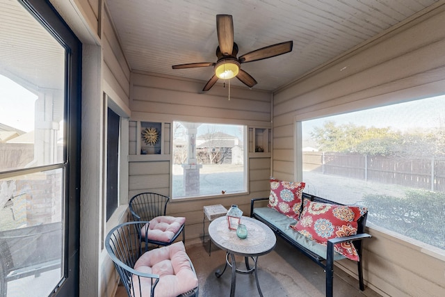 sunroom with ceiling fan