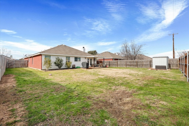 view of yard featuring a shed