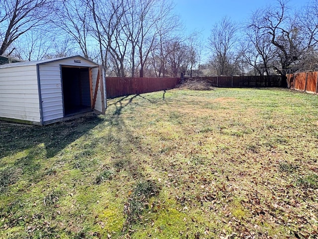 view of yard with a storage shed