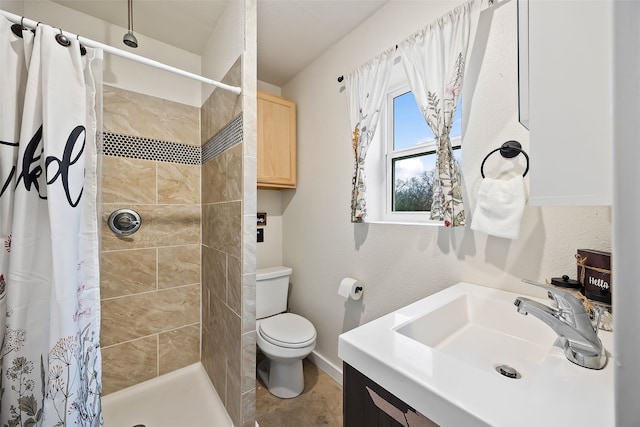 bathroom featuring toilet, curtained shower, and sink