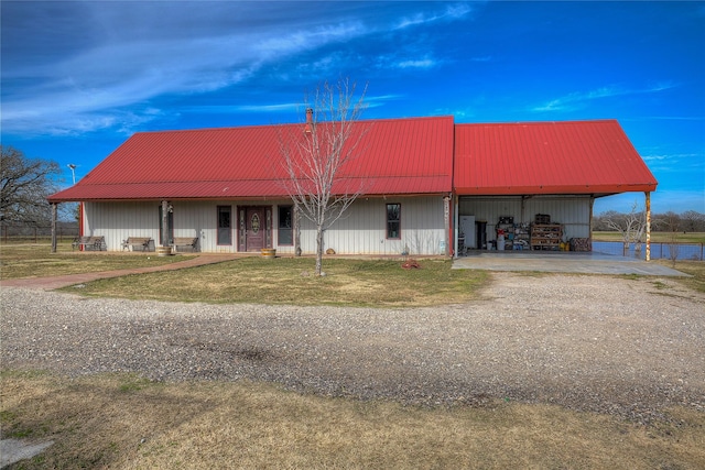 view of front of home featuring a front lawn and an outdoor structure