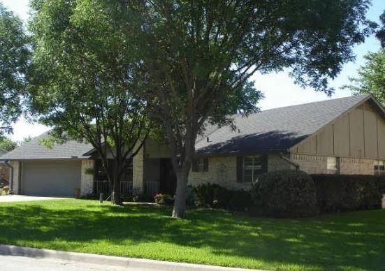 view of front of property featuring a garage and a front yard