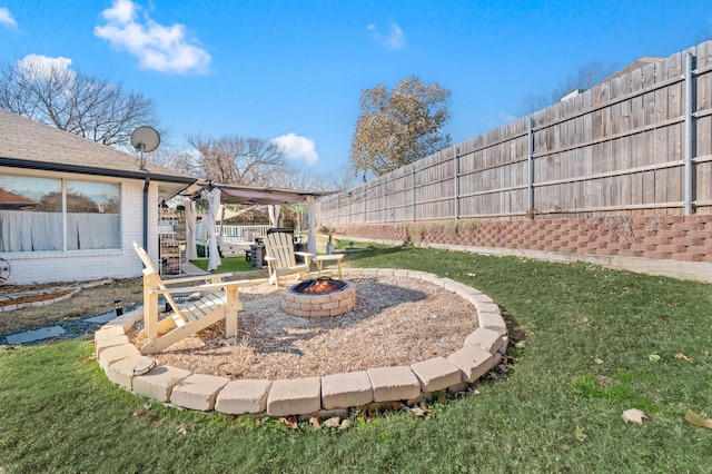 view of yard featuring a fire pit