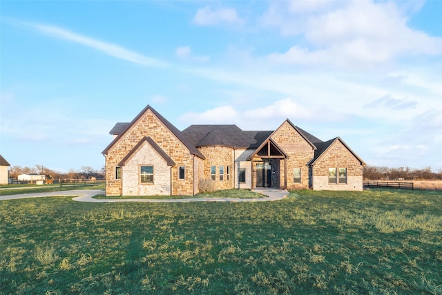 view of front of property featuring a front yard