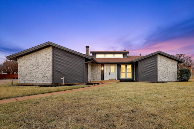 view of front of property featuring a lawn