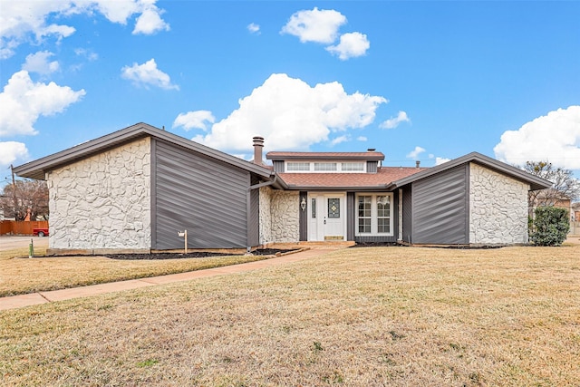 view of front of house featuring a front lawn