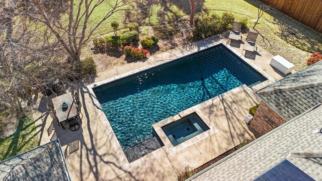 view of pool featuring an in ground hot tub