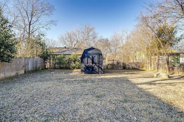 view of yard with a shed