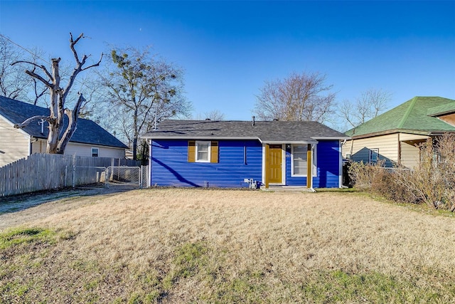 view of front of home featuring a front yard