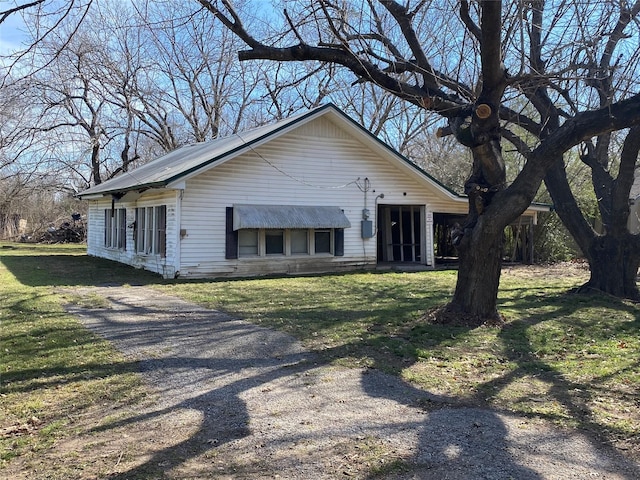 ranch-style house featuring a front yard