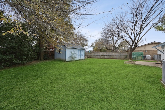 view of yard with a storage unit