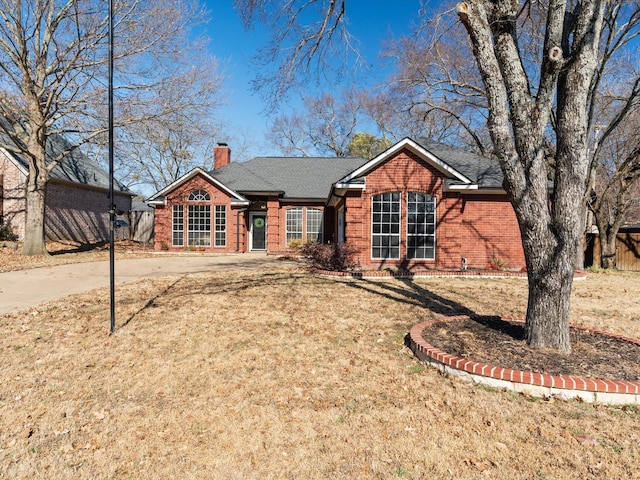 view of front facade with a front lawn