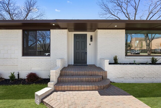 view of front of home featuring a front yard