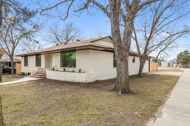 view of front of house featuring a front lawn