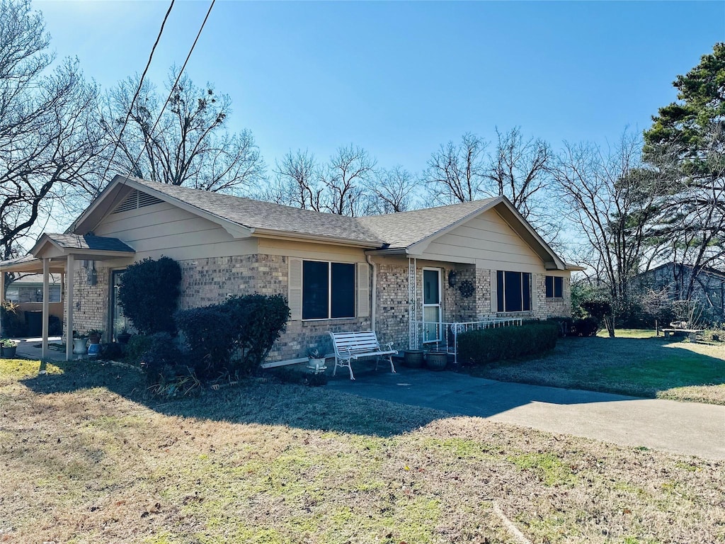 single story home featuring a front yard