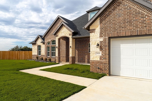 view of front of home featuring a front yard