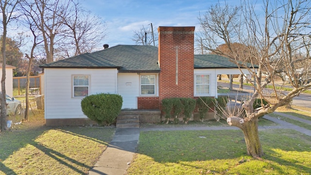 view of front of house featuring a front yard