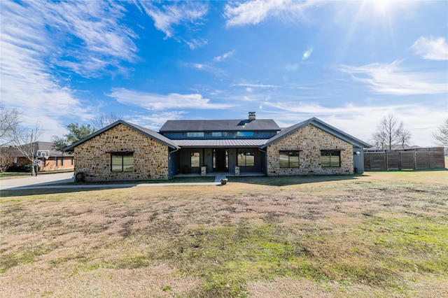 view of front facade with a front yard