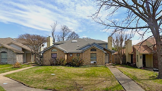 view of front of home featuring a front lawn