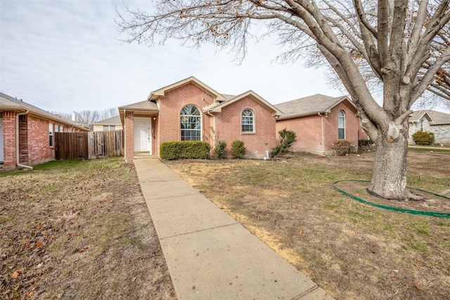 view of front of home featuring a front yard