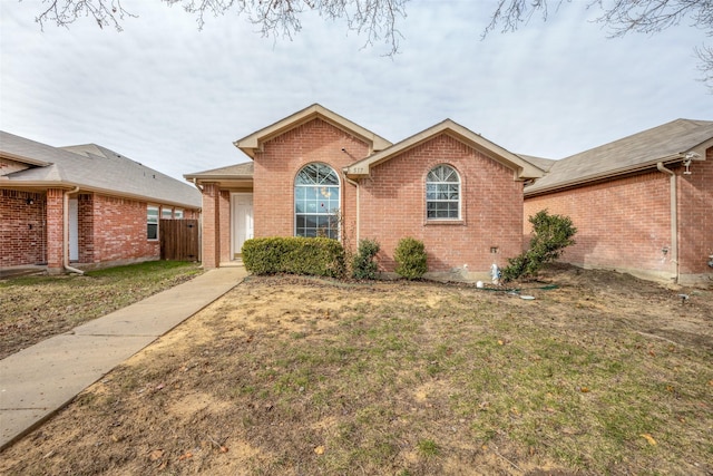 view of front of property featuring a front yard