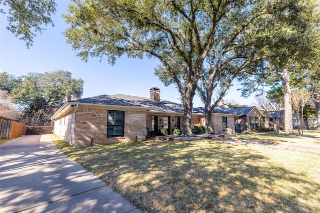 ranch-style home featuring a front lawn