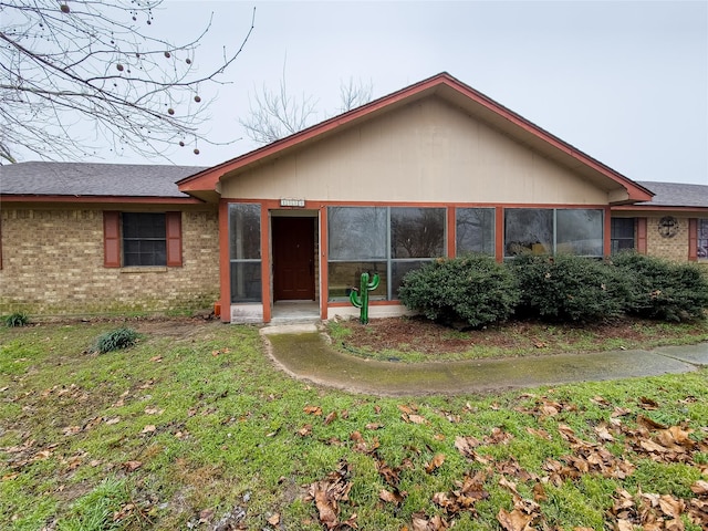 ranch-style home featuring a front lawn