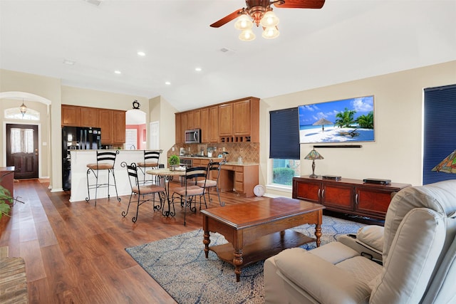 9435 Homestead Ln, Frisco, TX 75033 - living area featuring a ceiling fan, wood finished floors, vaulted ceiling, arched walkways, and recessed lighting