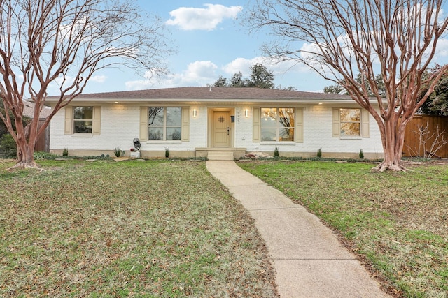 single story home featuring a front lawn