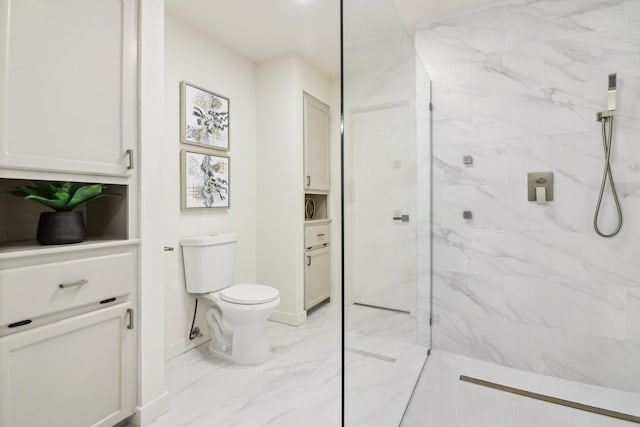 bathroom with tiled shower, toilet, and vanity