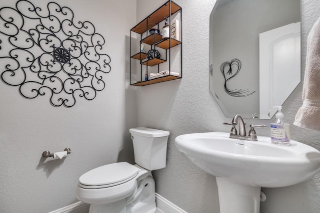 1625 Veneto Dr, Mclendon Chisholm, TX 75032 - bathroom with baseboards, toilet, a textured wall, and a sink