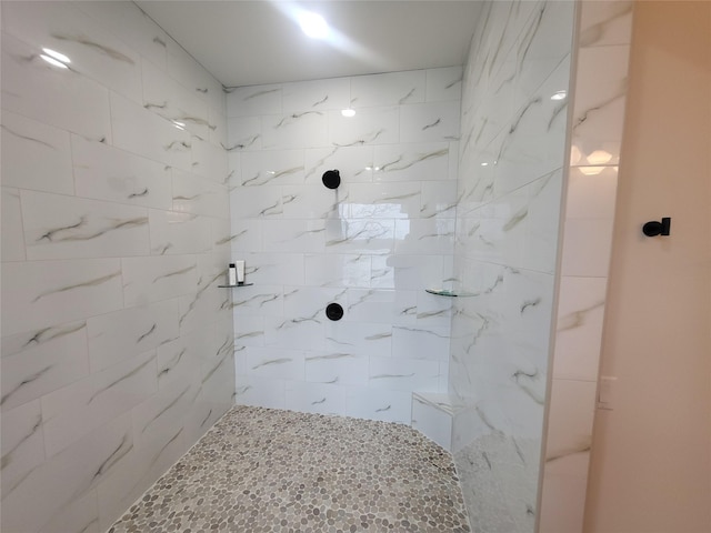 bathroom featuring a tile shower