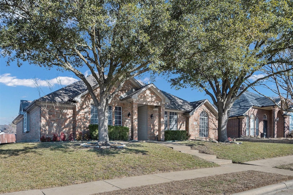 view of front of house with a front lawn